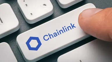 Finger over keyboard with key labelled ‘Chainlink’ Finger over keyboard with key labelled ‘Chainlink’